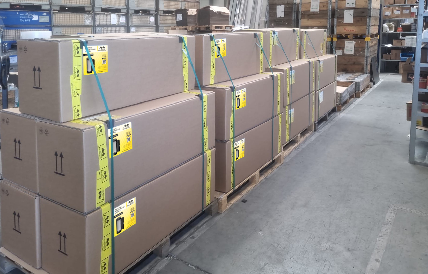 Lager mit verpackten Pollern in Versandkartons